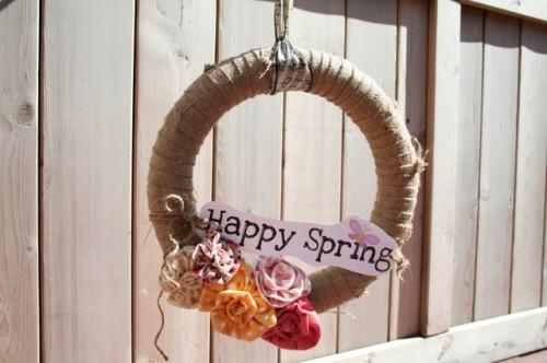 loistava idea itse tehdystä kevätseppelestä pääsiäisen iloisiksi juhlapäiviksi