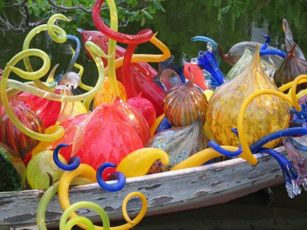 upea lasikoristeiden juhla väreissä veneessä