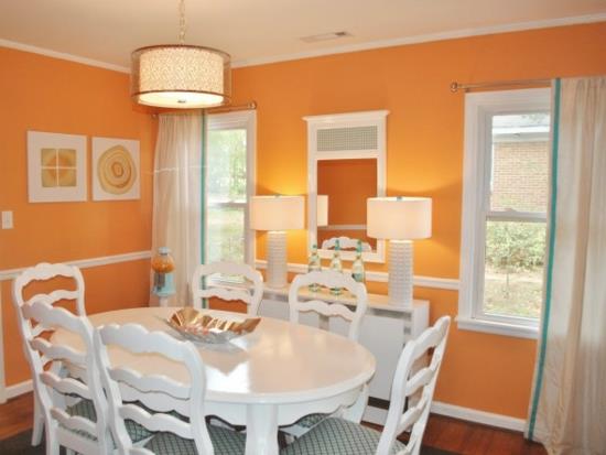 väri oranssi valkoiset tuolit soikea ruokapöytä