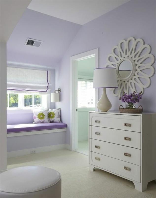 värit sisustuksen vaalean violetissa seinissä ja valkoisissa huonekaluissa