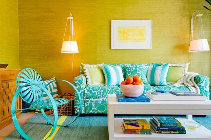 Olohuoneen värit yhdistävät keltaisen seinän ja vihreän maton ja huonekalut