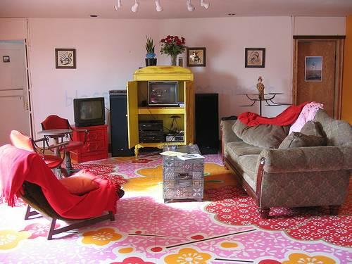 värikäs sisustus olohuone kodikas lattia maalatut kukat kuvio