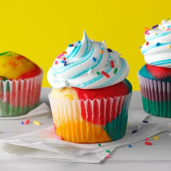 värikkäät muffinit ovat herkullinen jälkiruoka