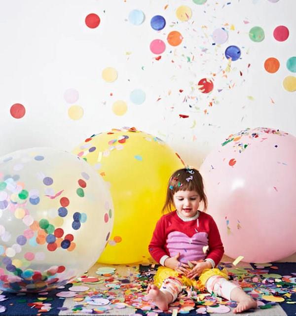 värikkäitä kesäjuhlien sisustusideoita lasten leikkihuoneen ilmapalloja seinäkoristeita