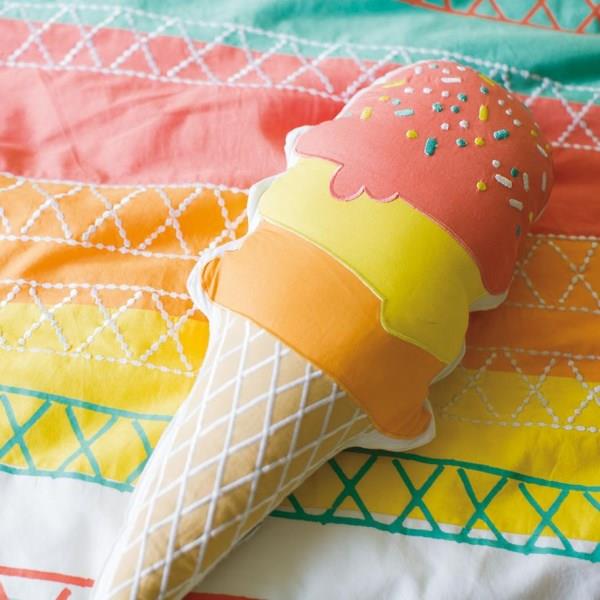 värikkäät pöytäkoristeet kesäjuhlien sisustusideat tekevät jäätelön itse