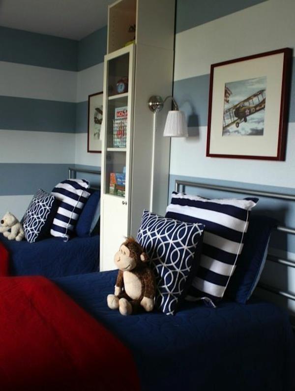 väriideat lastenhuone raidallinen seinä sininen päiväpeitteet