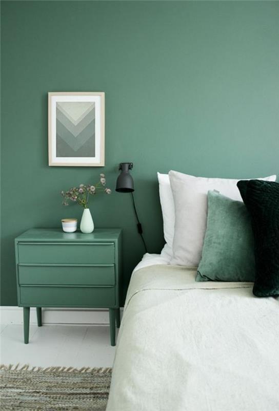 värimaailma vihreä seinämaali makuuhuoneessa ja valkoinen lattia