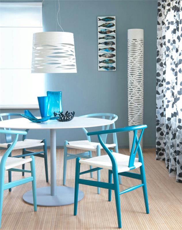 värimaailma sisustussäännöt pyöreä ruokapöytä siniset tuolit verhot riippuvalaisin
