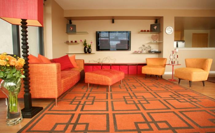 värisuunnittelu sisustus olohuone design lämpimät värit oranssi punainen tyynyt sohva