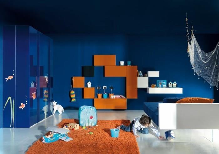 värisuunnittelu lastenhuone siniset seinät oranssi matto