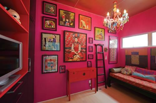 tyylikäs värisuunnittelu kotona vaaleanpunaisia ​​maalauksia seinä kattokruunu suunta