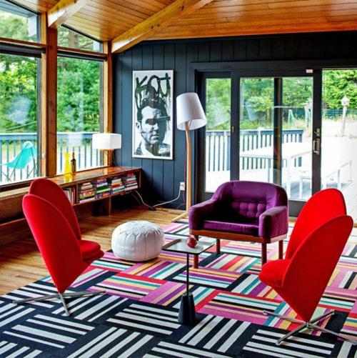 Tyylikäs värisuunnittelu kotona raidat matto punainen nojatuoli sohva lattiavalaisin
