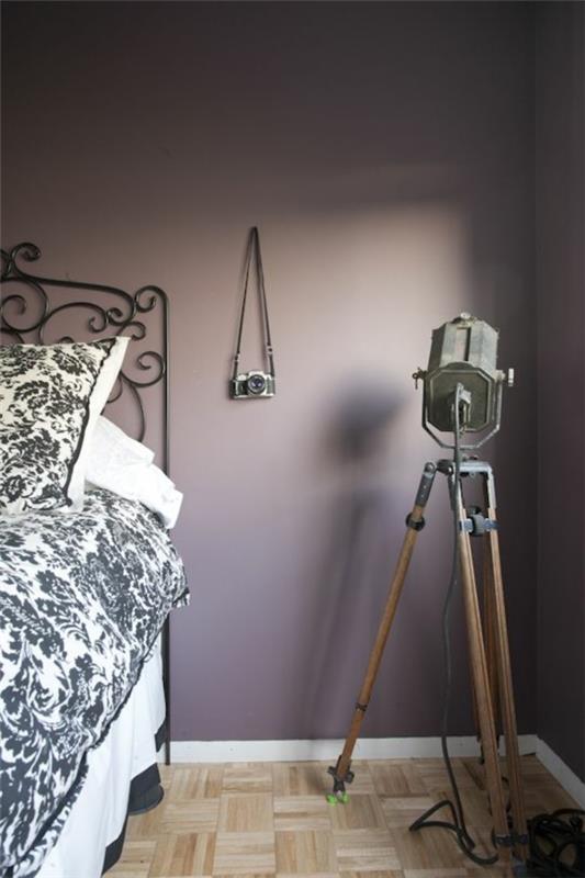värisuunnittelu makuuhuoneen sängyn seinäväri violetti