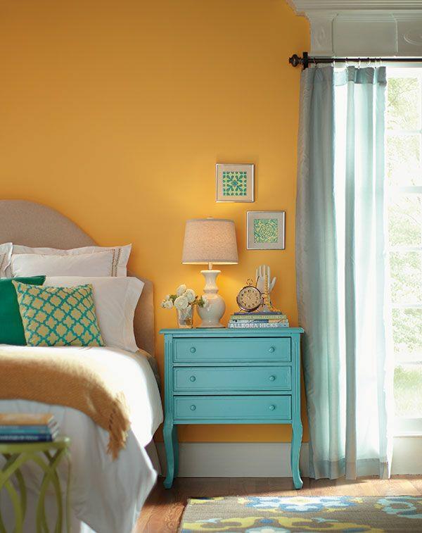 värisuunnittelu makuuhuoneen väriideat keltainen seinämaali yöpöytä turkoosi sininen