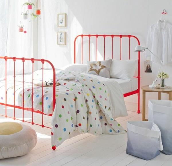 värisuunnittelu makuuhuoneen väriideat punainen väri aksentti seinäväri valkoinen piste kuvio