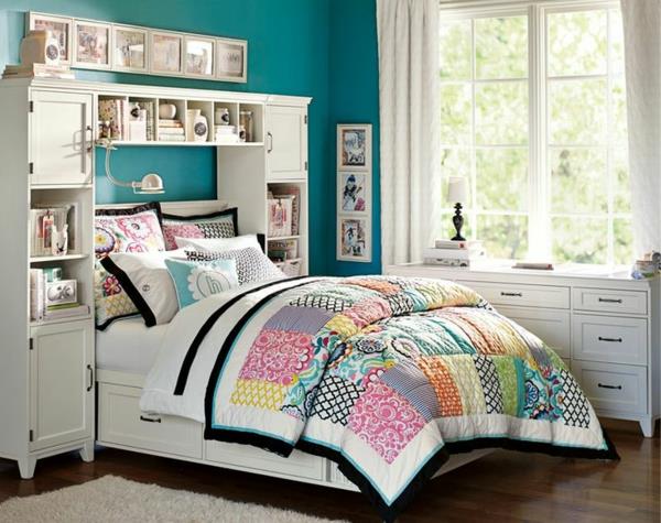 värisuunnittelu makuuhuone väriideat seinäväri turkoosi sininen vuodevaatteet kirjava tilkkutäkki