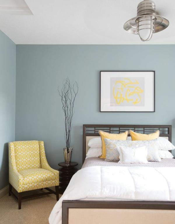värisuunnittelu makuuhuone pastellivärit keltainen nojatuoli seinämaalaus seinämaali jauhesininen
