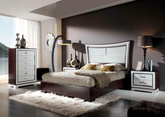 värisuunnittelu makuuhuoneen seinäkoriste seinän väri suklaanruskea pastellivalkoinen turkismattolamppu
