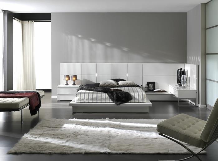värisuunnittelu makuuhuoneen seinäväri vaaleanharmaa valkoinen seinäkoriste turkismatto suunnittelijakalusteet