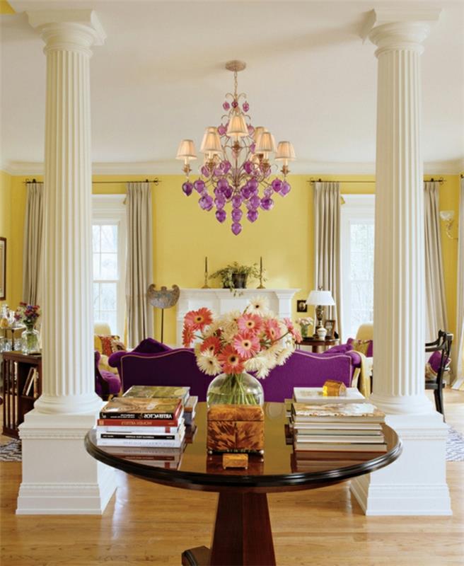 värisuunnittelu olohuoneen suunnittelu keltaiset seinät valkoiset sarakkeet violetti sohva