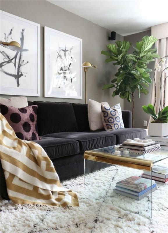 värisuunnittelu olohuone harmaat seinät valkoinen matto musta sohva kasvi