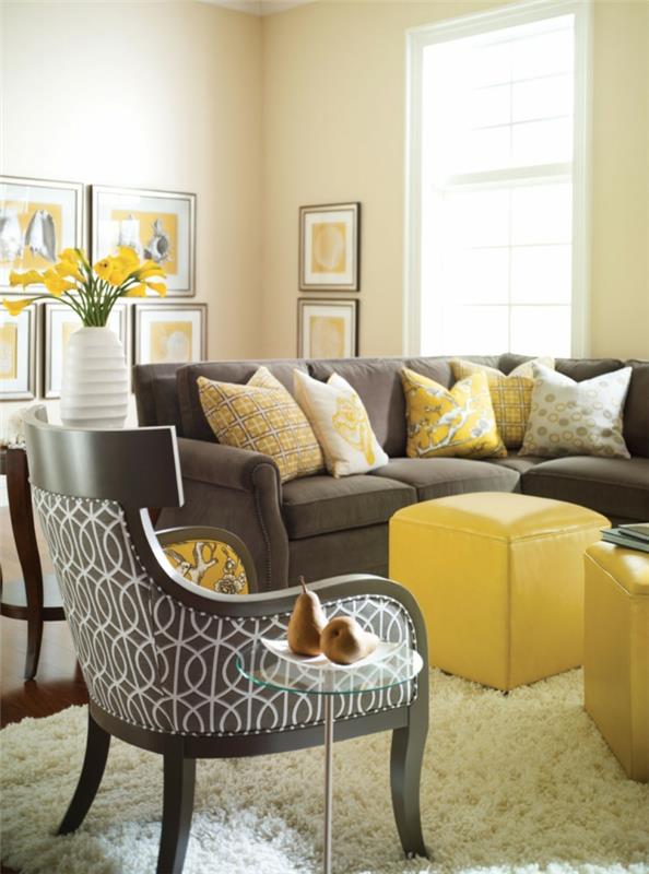 värisuunnittelu olohuone vaaleat seinät keltainen jakkara tumma sohva