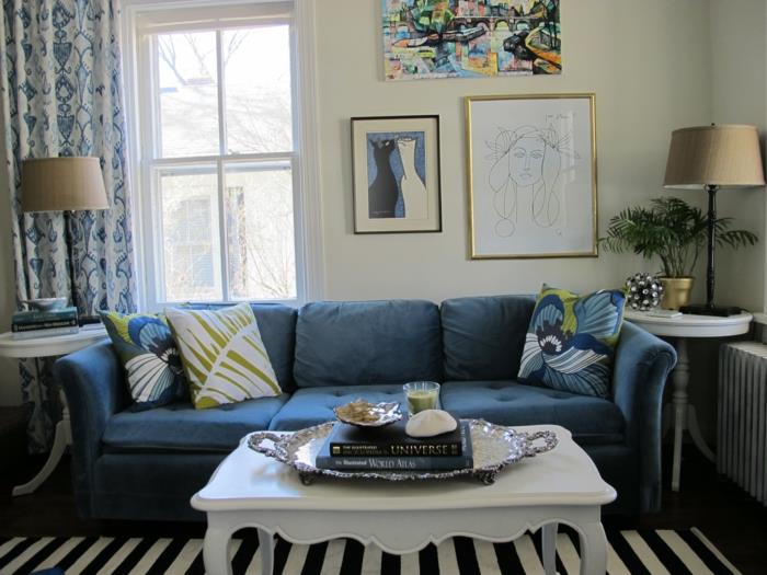 värimaailma olohuone vaaleat seinät raita matto sininen sohva