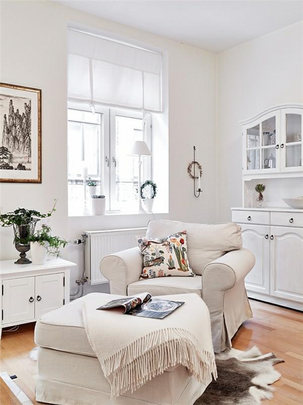värimaailma olohuone valkoiset seinät turkki matto vaaleat huonekalut
