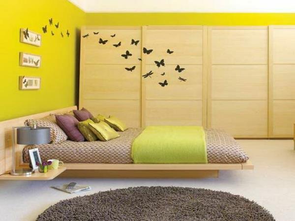 väriideat makuuhuone aasialaiseen tyyliin seinän väri keltainen-vihreä päiväpeite puinen vaatekaappi