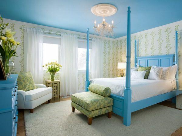 väriideat makuuhuoneen huonekalut sängynpylväs kattoväri sininen taivas sininen vaaleanvihreä valkoinen