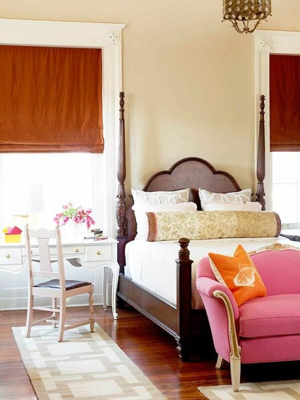väriideat makuuhuoneen huonekalut värillinen sänky puiset pylväät taitettavat kaihtimet sohva