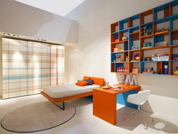 nuorisohuoneen suunnittelu sininen ja oranssi