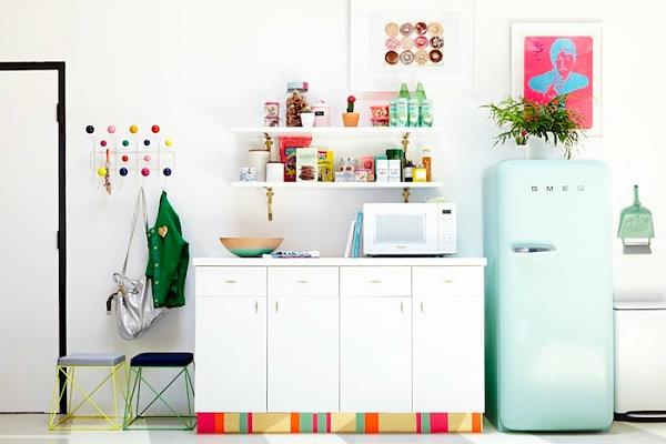 värillinen studio -keittiön jääkaappihylly