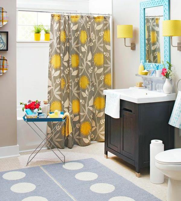 kylpyhuoneen verhot kukkakuvioinen matto vihreä peili
