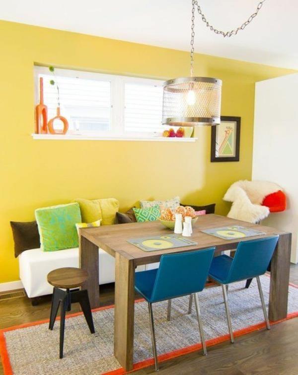 värillinen ruokasalin suunnittelu puinen ruokapöytä ja tuolit seinäväri keltainen