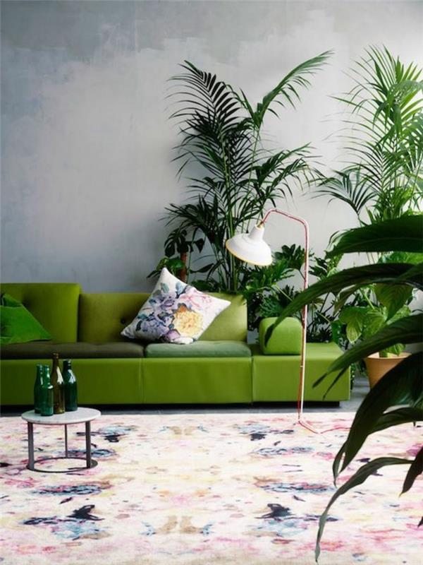 väriyhdistelmät olohuoneessa vihreä sohva ja paljon kasveja