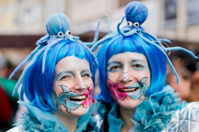 karnevaaliasut ryhmille tekevät sinisestä itse