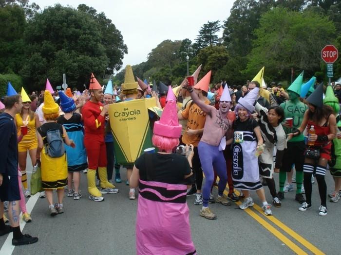 karnevaalipuvut ryhmäkynät värikynät