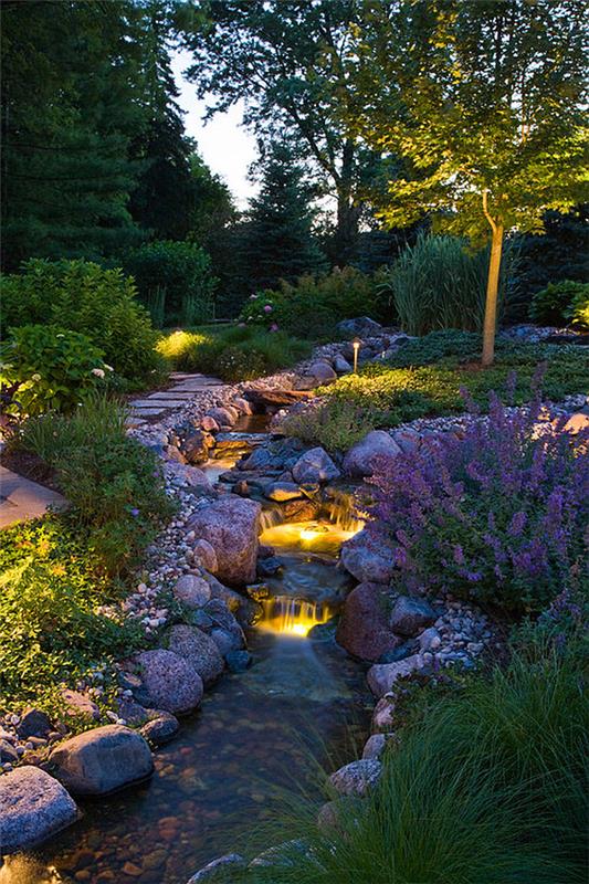 kiehtova valaistus puutarhassa vesijärjestelmä kivet vesiputous