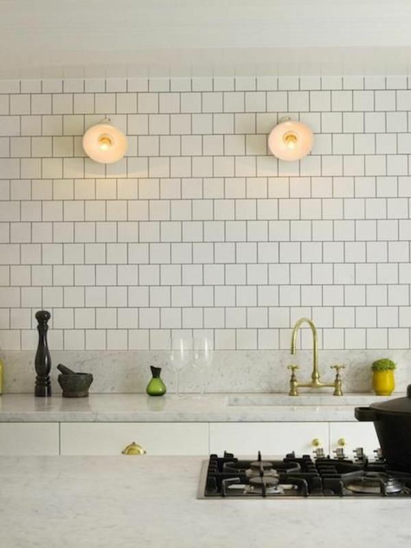 hienot kivilaatat keittiölaatat seinä valkoinen höyrypuhdistin laattalaasti marmoritaso