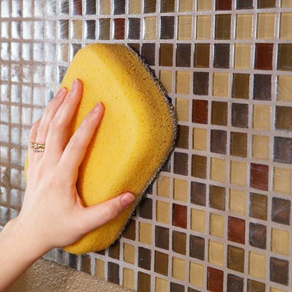 hienojen kivilaattojen puhdistaminen seinälaatat kylpyhuoneen laatat mosaiikkilaattojen pyyhkiminen