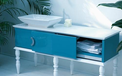 naisellinen sininen kylpyhuonekalusteiden idea pukeutumispöydän jalat