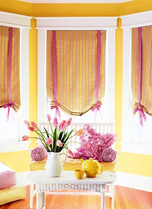 ikkunan sisustusideoita ikkunarullat keltaisia ​​vaaleanpunaisilla nauhoilla