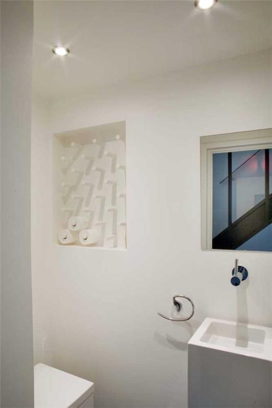 ikkuna kylpyhuoneen seinän suunnittelussa