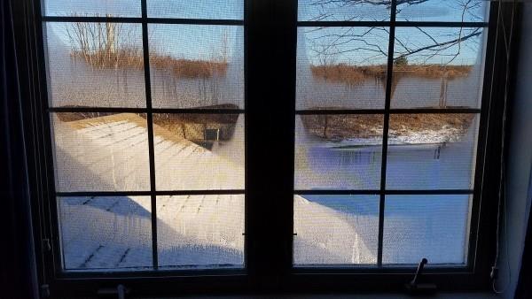 ikkunat pyyhitään pois kondenssivedestä