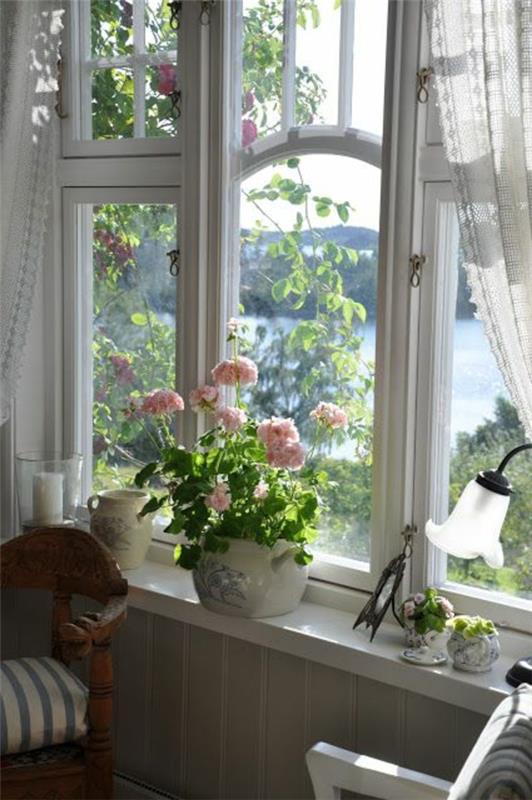 yhdistä ikkunalaudan koristelu kukkaruukkuihin