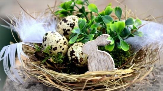 Ikkunalaudan koristelu pääsiäinen pesä viiriäisen munia
