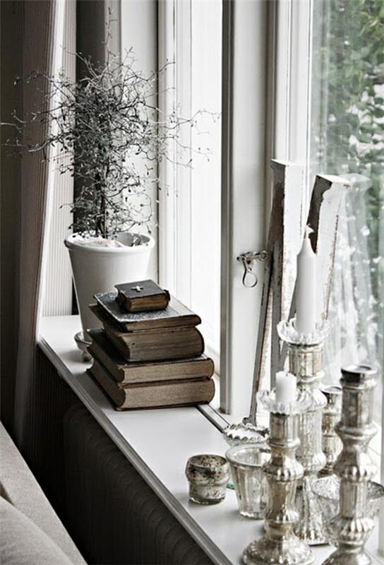 ikkunalaudan koristelu tyylikkäät kynttilät kirjat kasvi