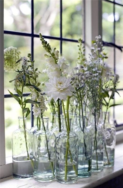 ikkunalaudan koristelu kukat tuoreet lasimaljakot