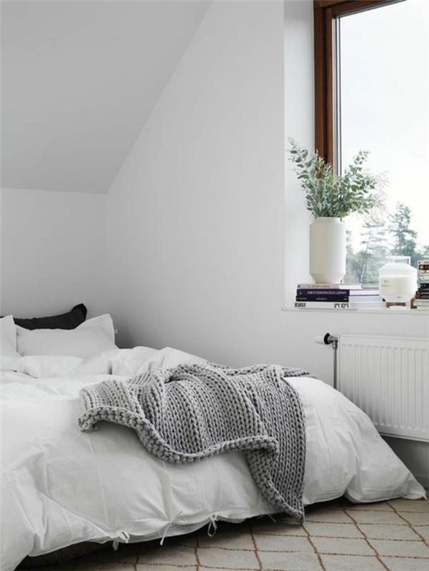 ikkunalaudan koristelu makuuhuone kasvit valkoiset seinät viisto katto matto